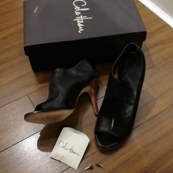 Like-new Gorgeous Cole Haan black leather stilettos - Picture 7 of 8